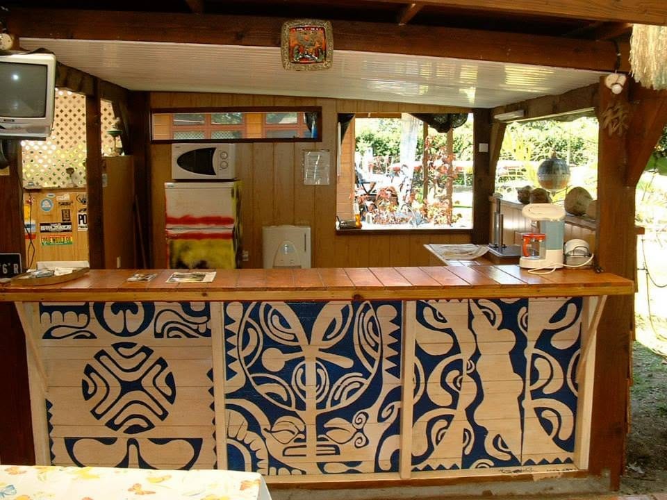 Le bar du fare potee, panneaux peints de motifs marquisiens