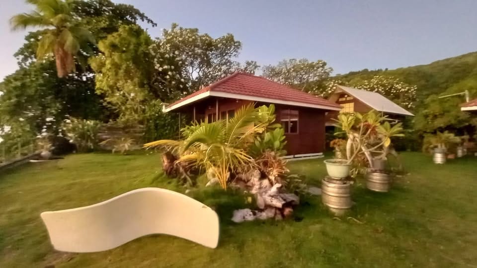 Le bungalow côté jardin à la tombée du jour