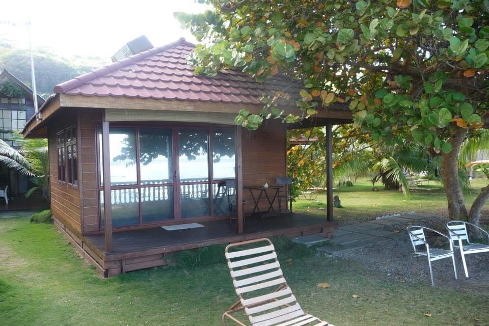 Le bungalow face au lagon, sous le raisinier de bord de mer