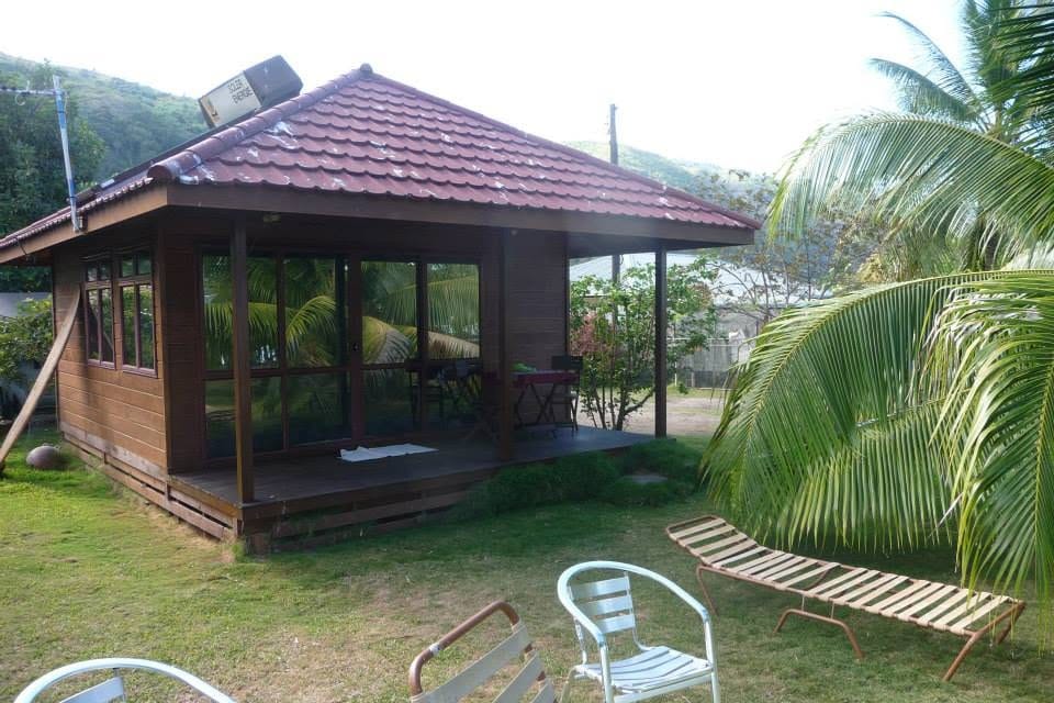 Le bungalow lagon et ses transats, en fin de journée