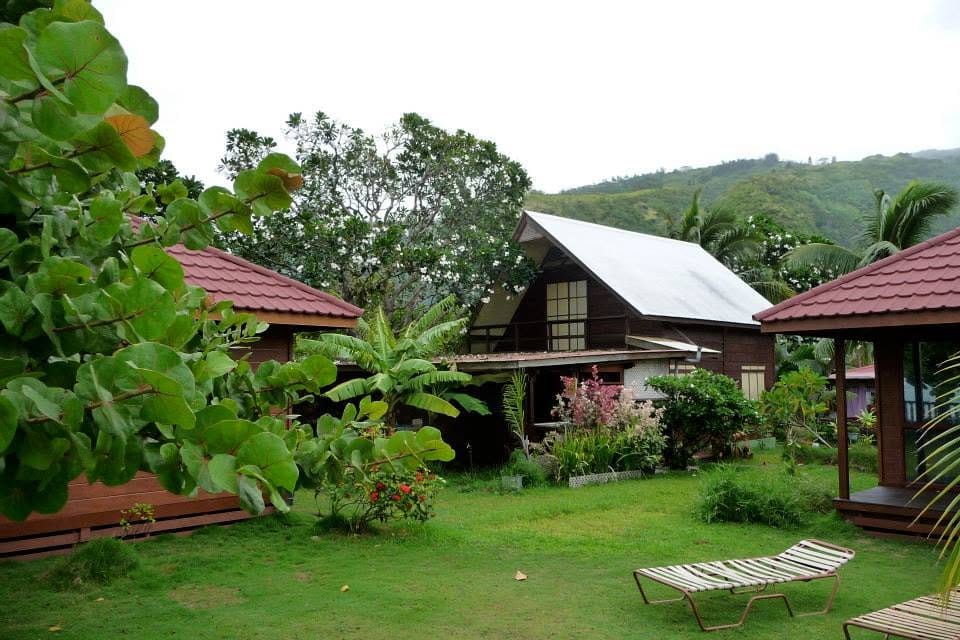 Le chalet vu depuis le jardin, entre les deux bungalows