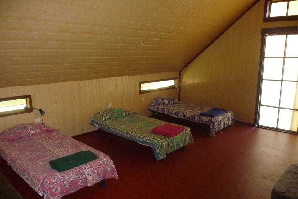 L'étage du chalet sous charpente, plusieurs couchages simples