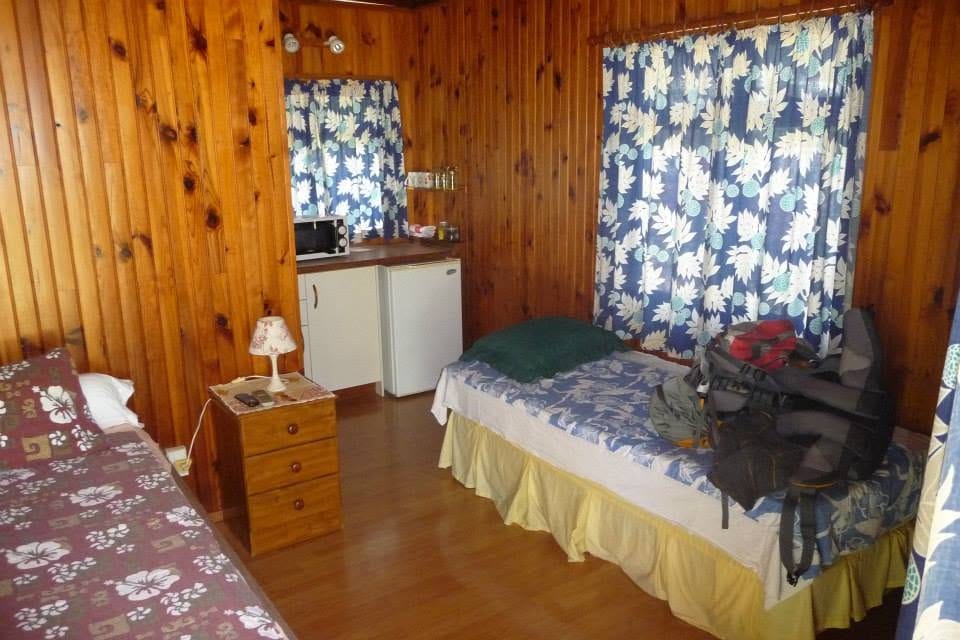 Chambre à deux lits avec réfrigérateur et micro-ondes