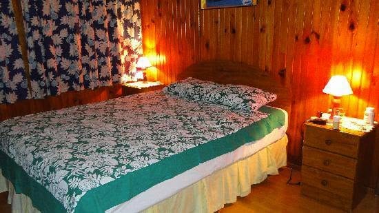 Chambre du bas : lit double et tifaifai vert