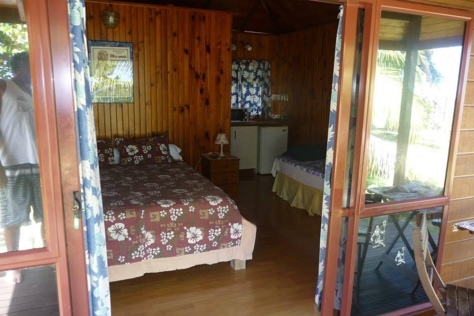 La chambre vue depuis la terrasse, portes ouvertes