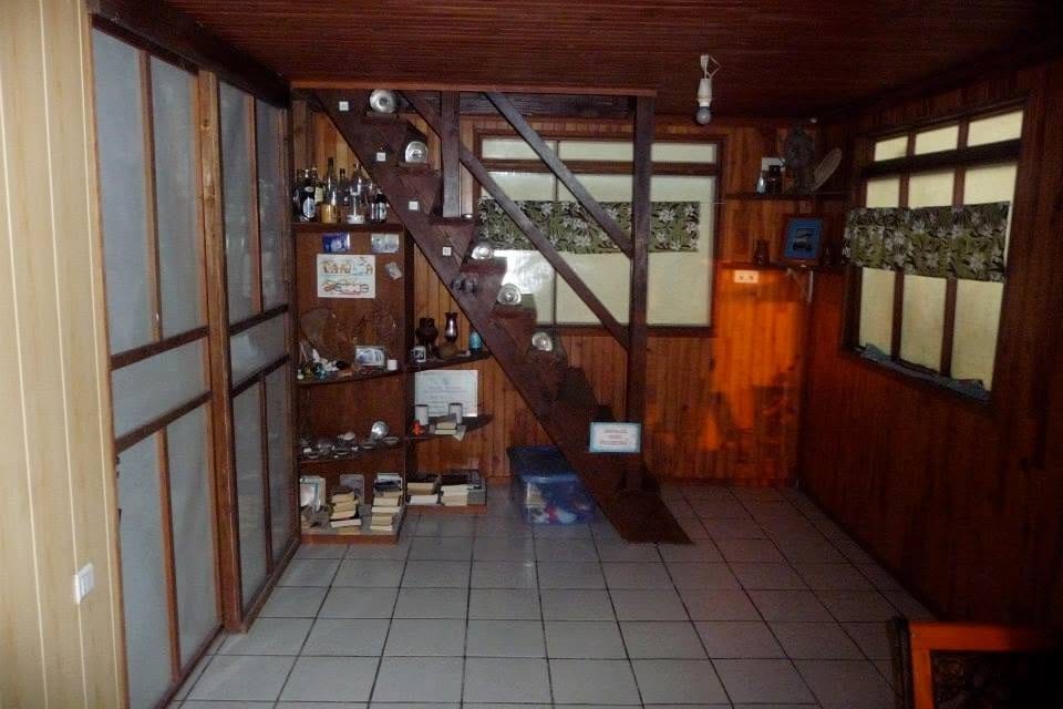 L'escalier de la maison principale et les étagères de livres
