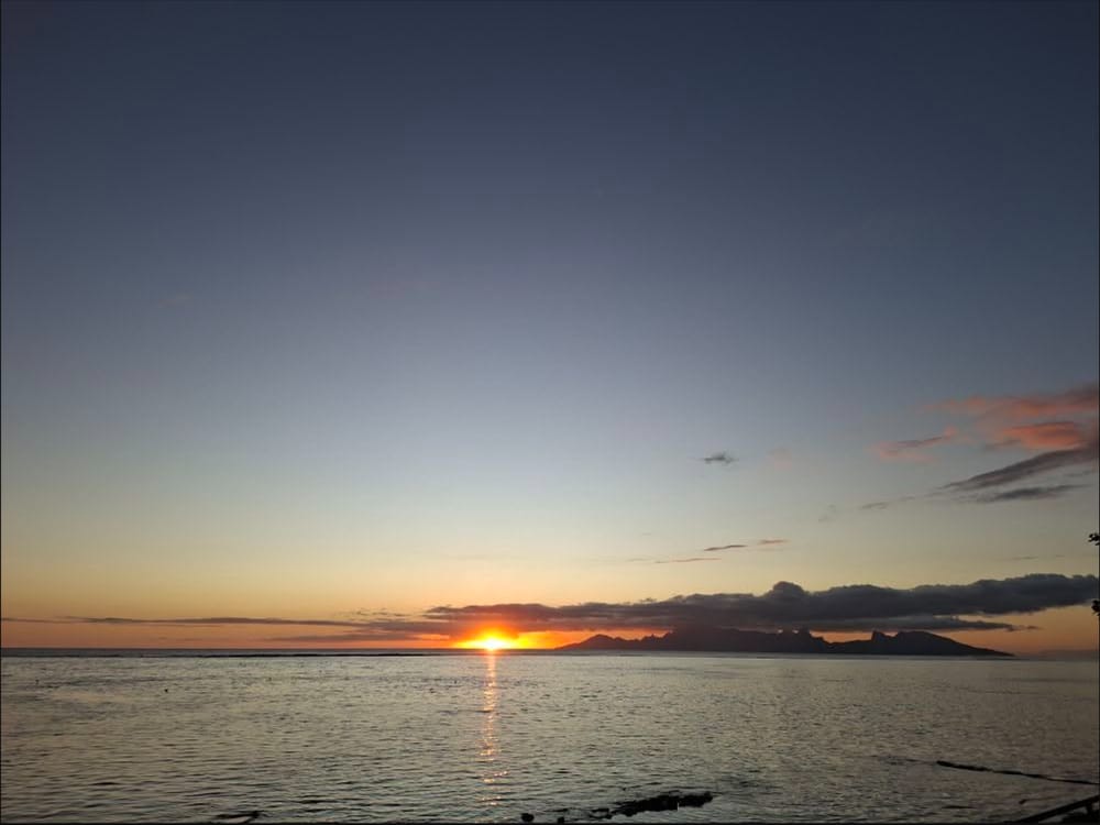 Coucher de soleil sur Moorea depuis le bord de l'eau