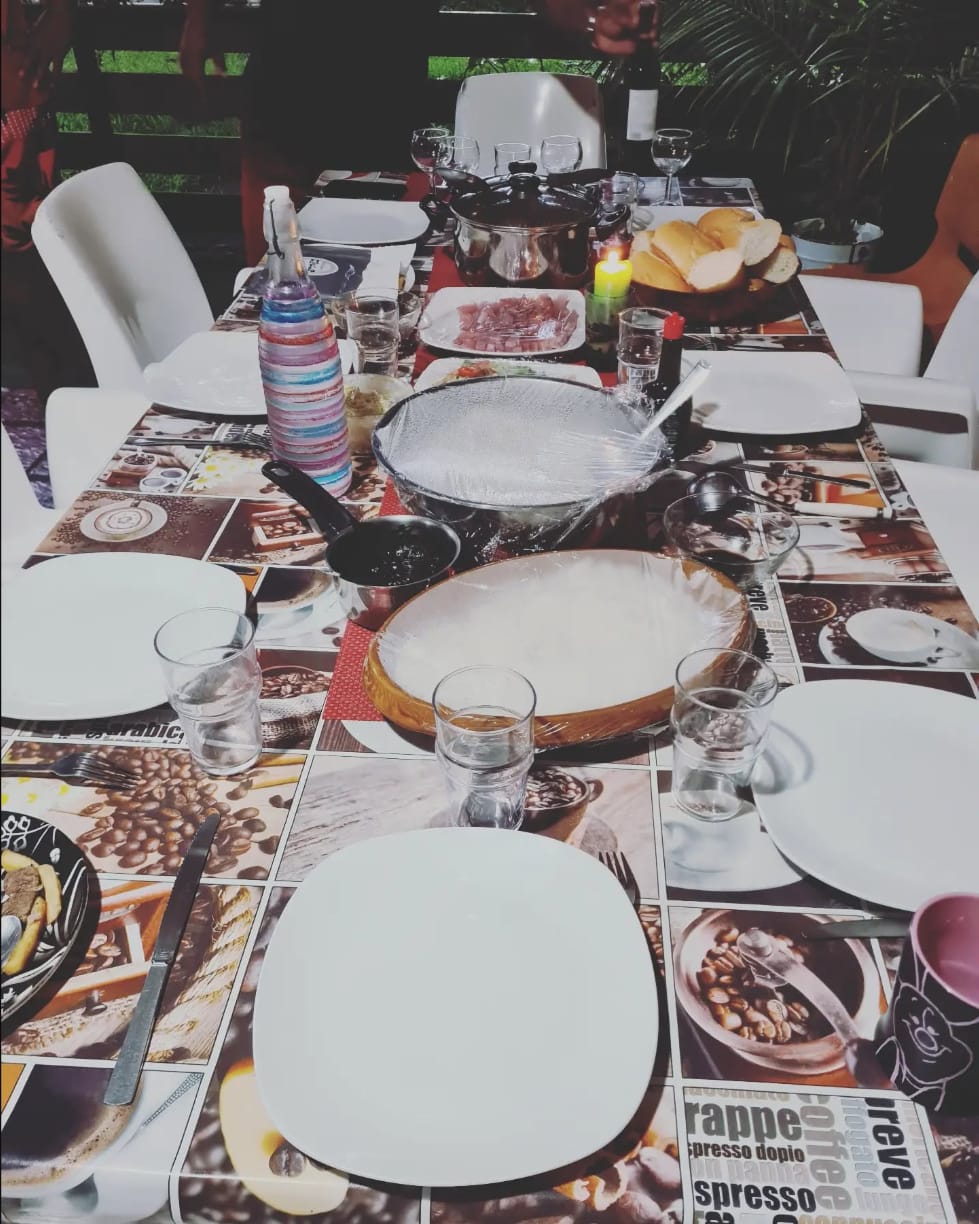 Table dressée sous la terrasse du lodge