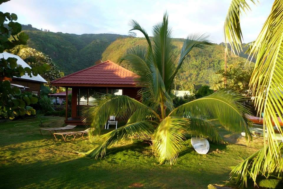 Le jardin, le fare potee et les montagnes de Punaauia derrière