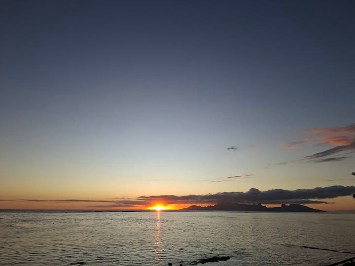 Le soleil disparaît derrière la silhouette de Moorea