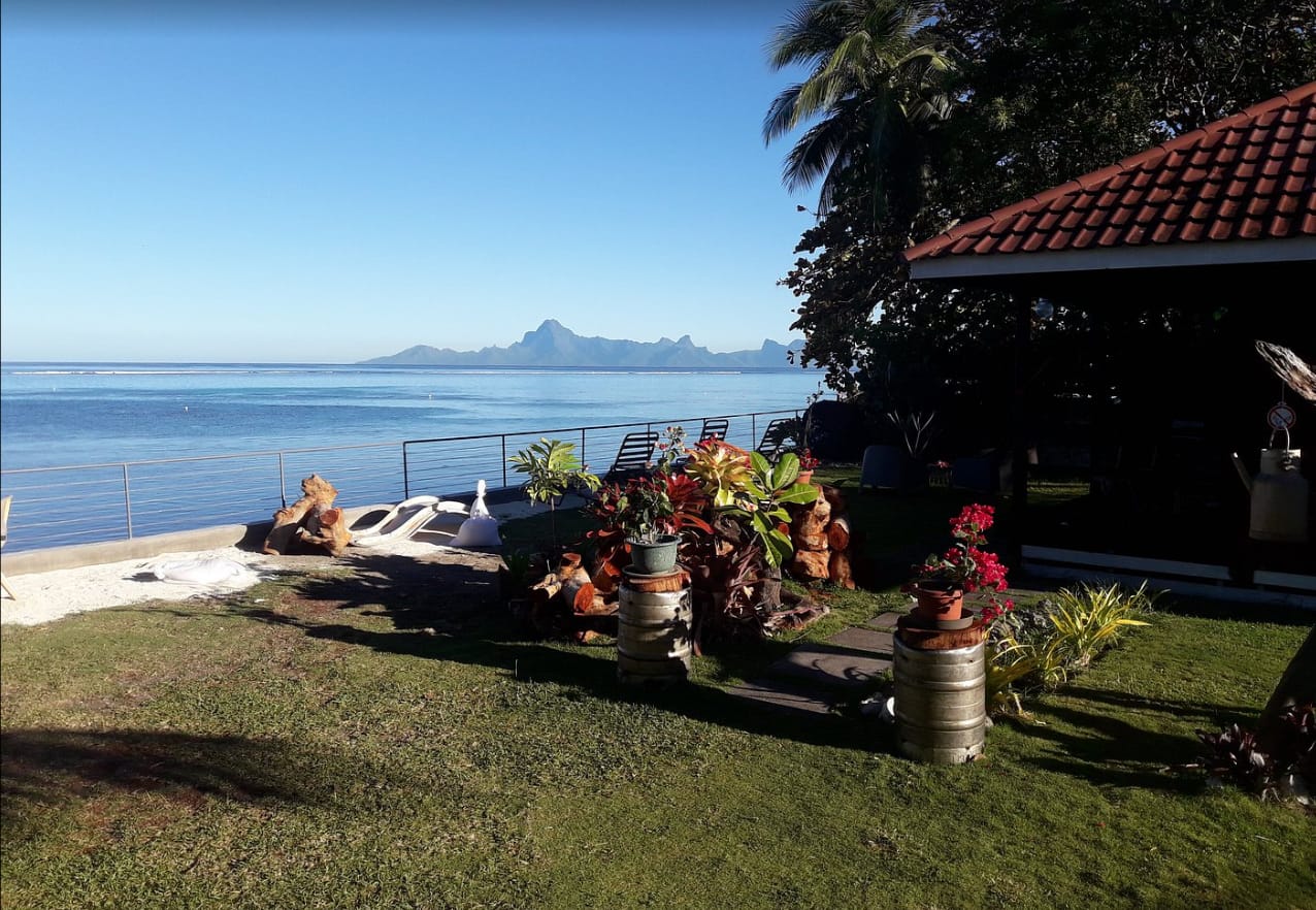 Le jardin du lodge en bord de lagon, Moorea à l'horizon
