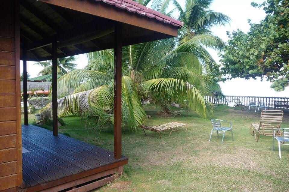 Depuis la terrasse du bungalow : le jardin, les transats et le lagon