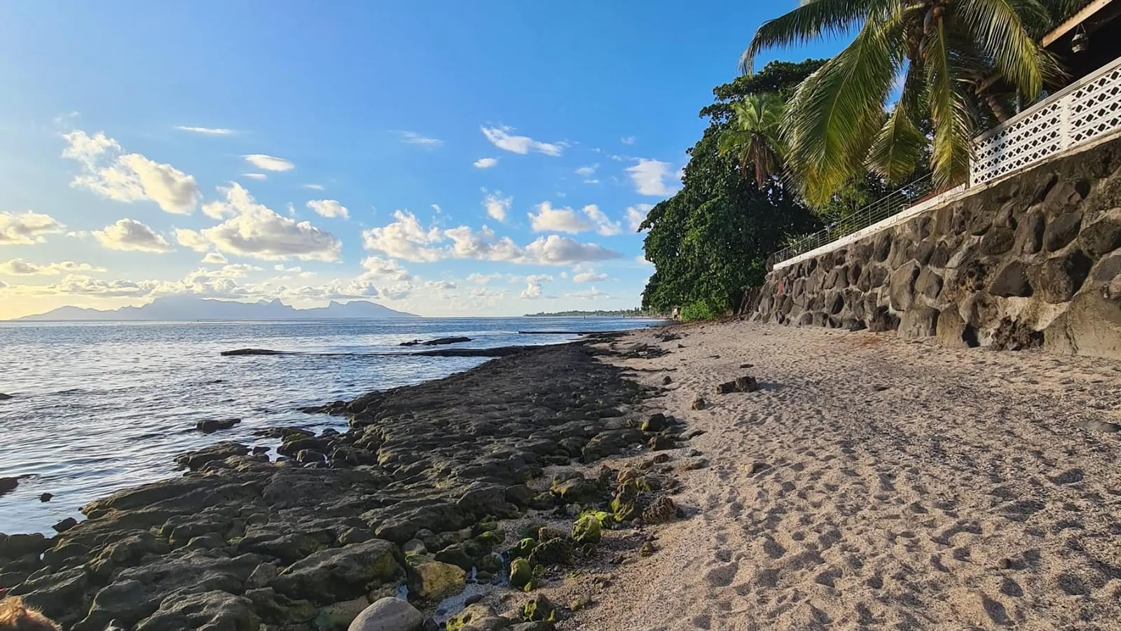La plage de sable et de corail au pied du lodge, face à Moorea
